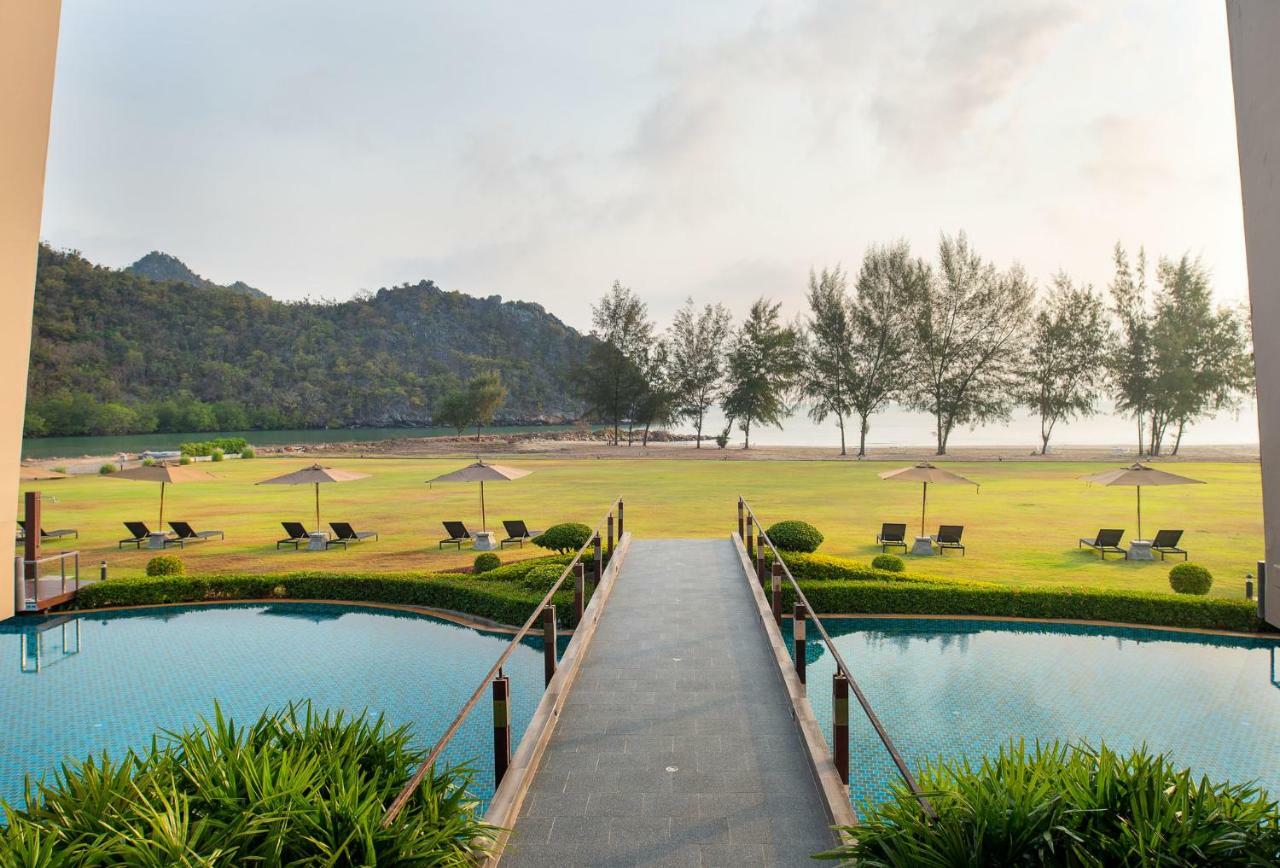 La Isla Pranburi Beach Resort Sam Roi Yot Extérieur photo