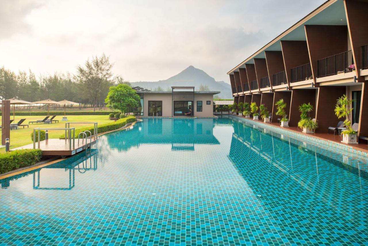 La Isla Pranburi Beach Resort Sam Roi Yot Extérieur photo