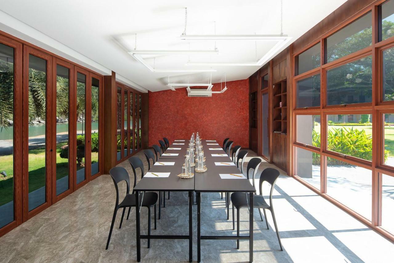 La Isla Pranburi Beach Resort Sam Roi Yot Extérieur photo